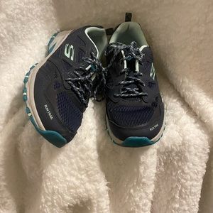 Sketchers run trail size 10 dark blue, white, and teal colors.